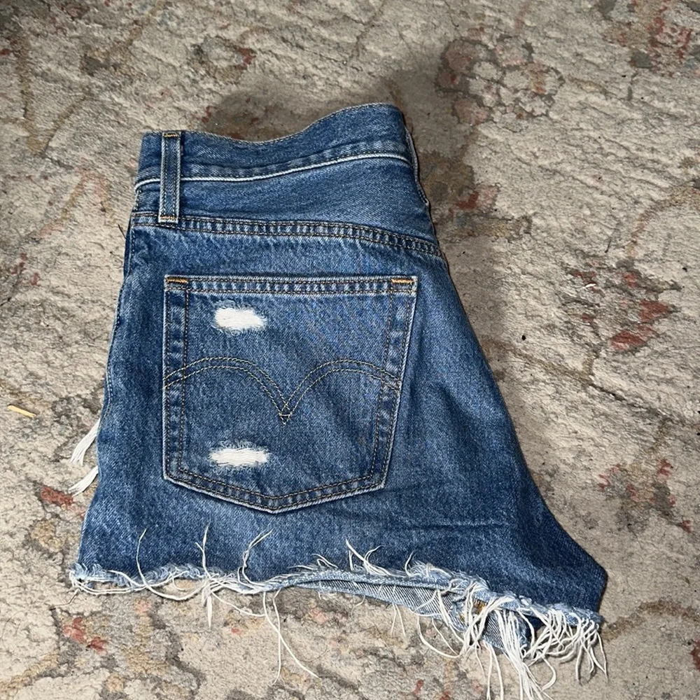 Levi’s Shorts - Picture 3 of 4